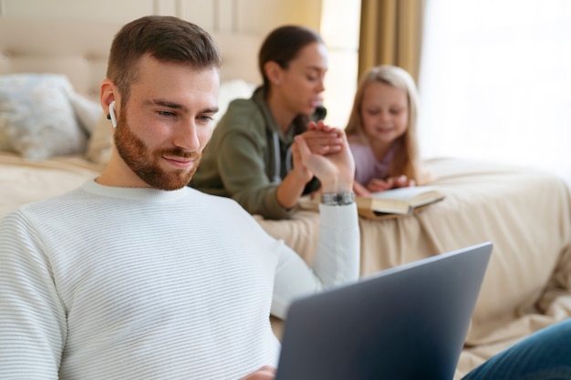 Foto gratuita genitori di tiro medio che lavorano da remoto