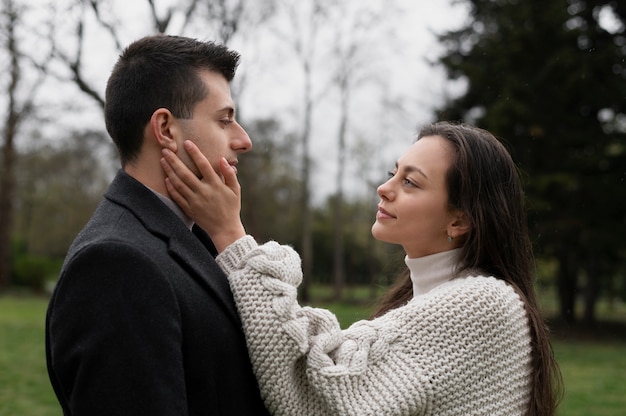 Partner di tiro medio che si guardano l'un l'altro