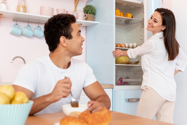 Partner di tiro medio sorridenti