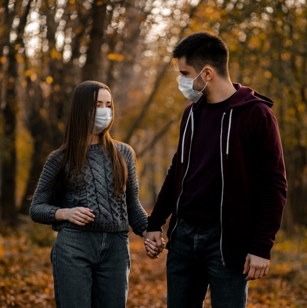 Free photo medium shot partners wearing masks