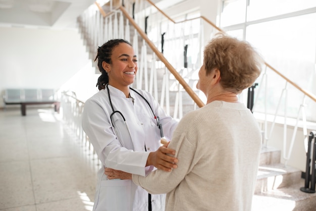 Medium shot patient and doctor chatting