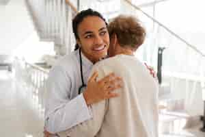 Free photo medium shot patient and doctor hugging