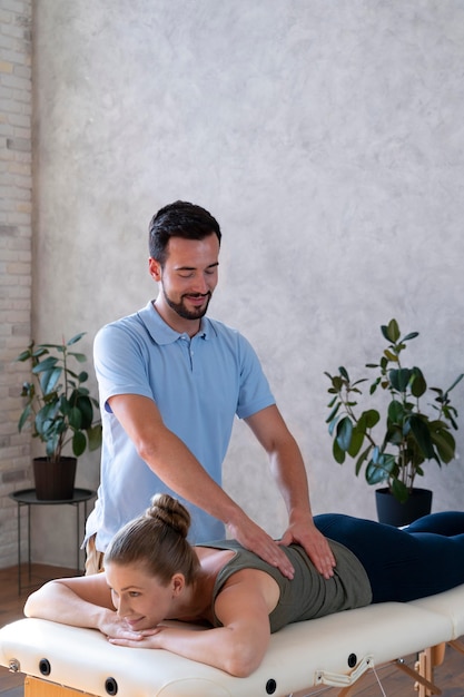 Foto gratuita paziente di tiro medio in fisioterapia