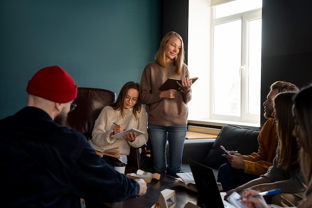 Foto gratuita persone di tiro medio al club del libro