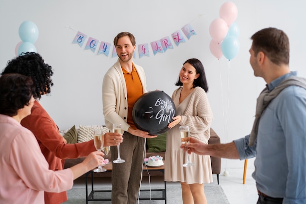 Бесплатное фото Люди среднего плана празднуют на вечеринке по раскрытию пола