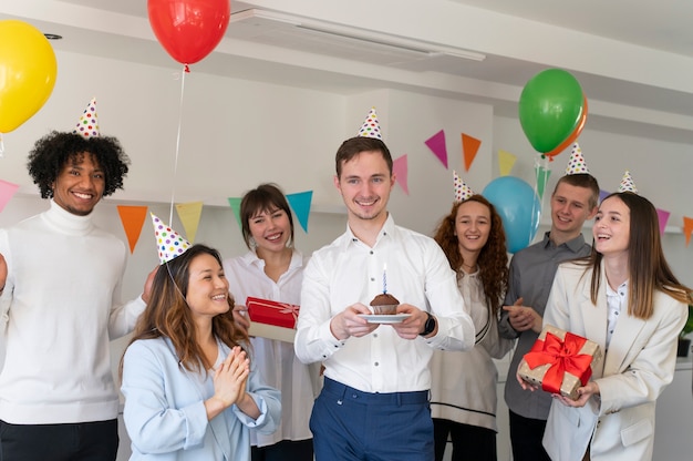 Бесплатное фото Люди среднего роста празднуют день рождения