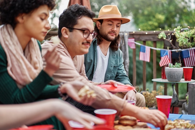 Foto gratuita persone di tiro medio che celebrano all'aperto