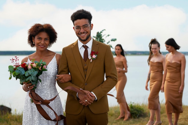 自然の中で結婚式を祝う人々をミディアムで撮影した