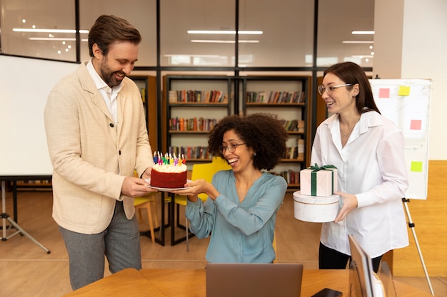 Persone di tiro medio che festeggiano