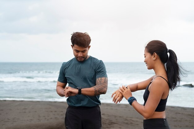 Foto gratuita persone di tiro medio che controllano gli orologi