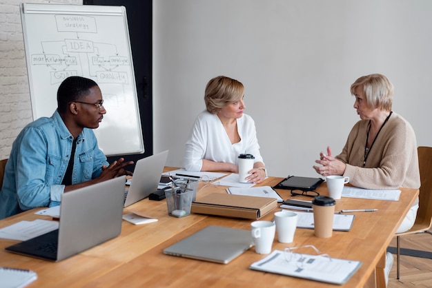 Persone di tiro medio che discutono