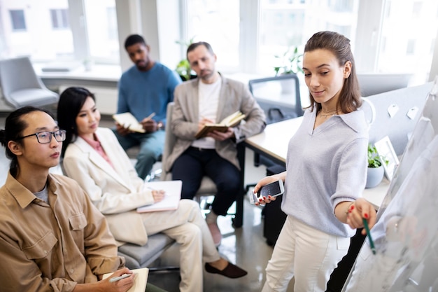 Foto gratuita persone di tiro medio che imparano la lingua