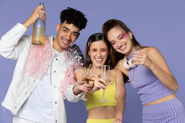 Foto gratuita persone di tiro medio che festeggiano con un drink