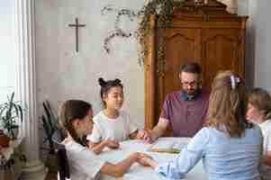 Free photo medium shot people praying together