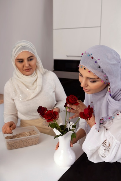 Foto gratuita persone di tiro medio che si preparano per il ramadan