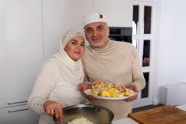 Foto gratuita persone di tiro medio che si preparano per il ramadan