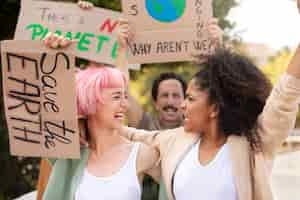 Free photo medium shot people protesting together