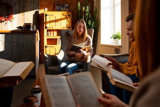 Free photo medium shot people reading together