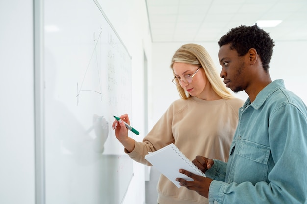 Foto gratuita persone di tiro medio che studiano matematica