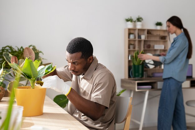 植物の世話をするミディアムショットの人々