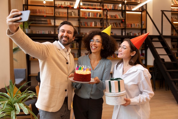 Foto gratuita persone di tiro medio che si fanno selfie con il telefono