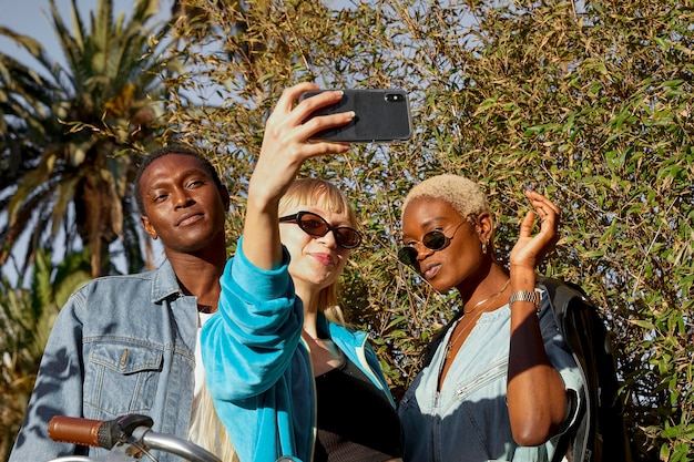 Foto gratuita persone di tiro medio che prendono selfie