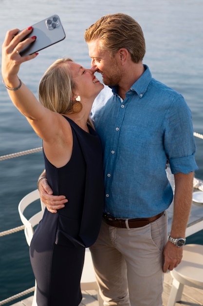 Persone di tiro medio che si fanno selfie