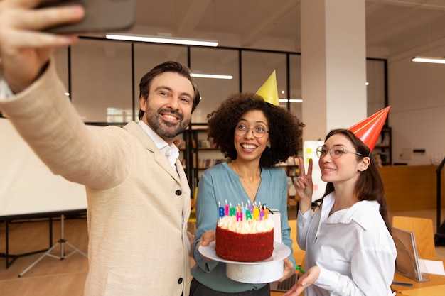 Persone di tiro medio che si fanno selfie