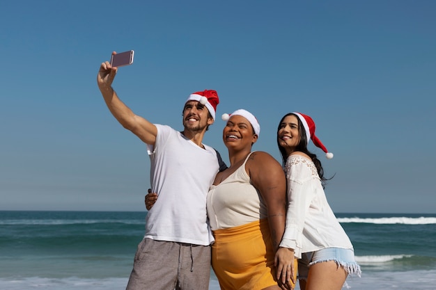 Foto gratuita persone di tiro medio che prendono selfie