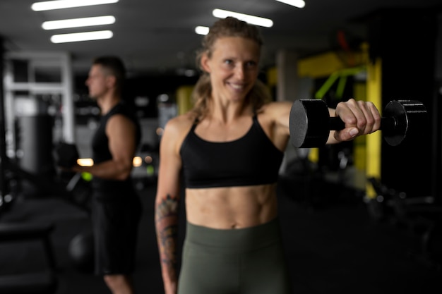 Foto gratuita persone di tiro medio che si allenano insieme in palestra