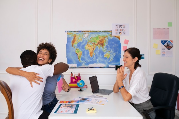 Free photo medium shot people in  travel agency office