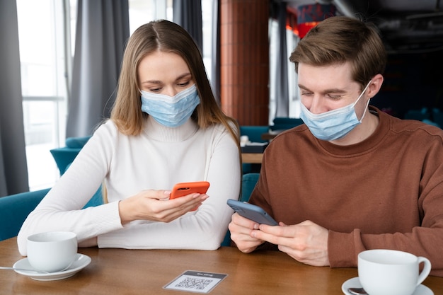 Foto gratuita persone di tiro medio che indossano maschere per il viso