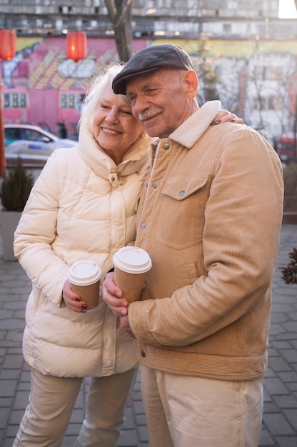 Бесплатное фото Люди среднего кадра с кофейными чашками