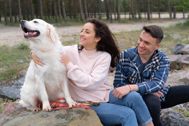 Средний план людей с милой собакой