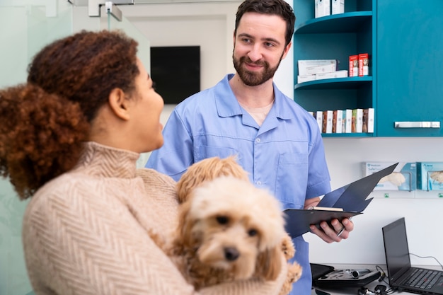 Foto gratuita persone di tiro medio con cane carino