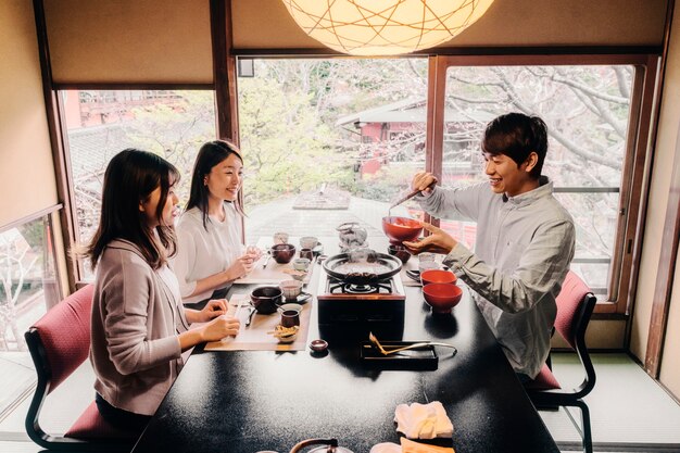 食べ物を持ったミディアムショットの人々