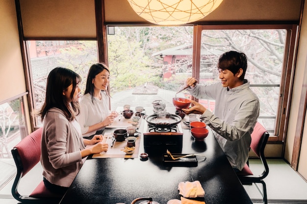 食べ物を持ったミディアムショットの人々