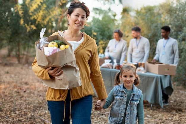 Foto gratuita persone di livello medio con cibo