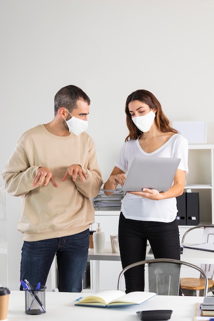 Persone di tiro medio con laptop