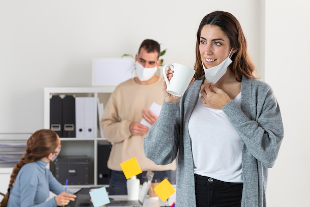 Persone di tiro medio con maschera