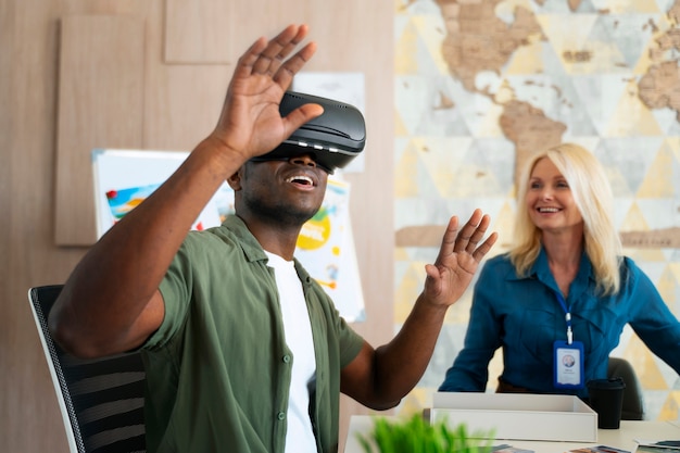 VR メガネをかけたミディアムショットの人々