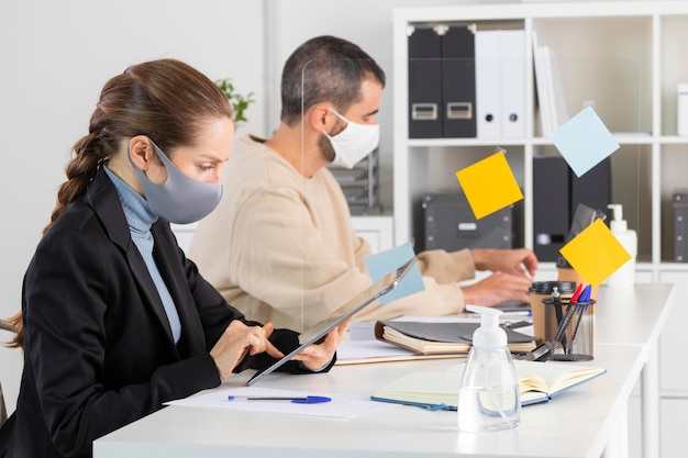 Persone di tiro medio che lavorano insieme