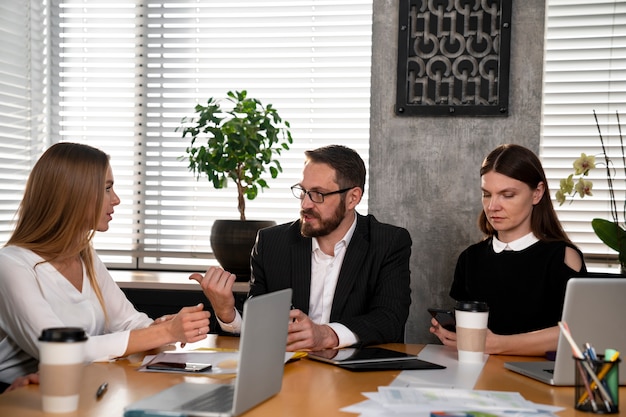 Foto gratuita persone di tiro medio che lavorano insieme