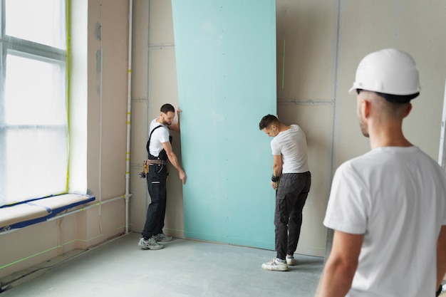 Foto gratuita persone di tiro medio che lavorano insieme