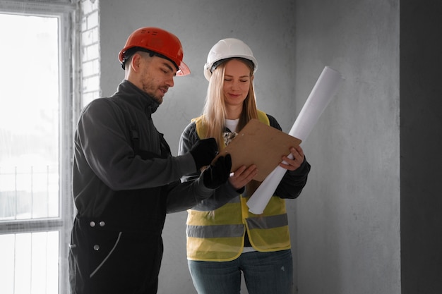 Foto gratuita persone di tiro medio che lavorano insieme