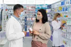 Free photo medium shot  pharmacist helping patient