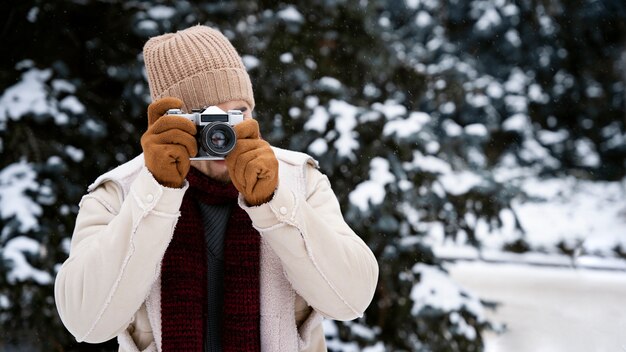 写真を撮るミディアムショットの写真家