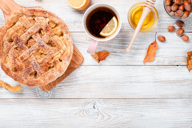 Foto gratuita colpo medio di torta con tè e miele