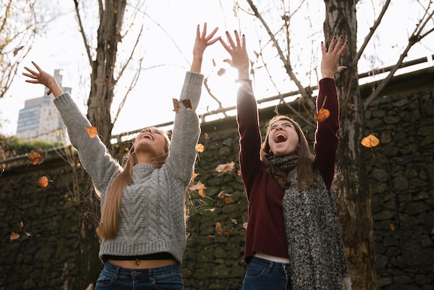 Foto gratuita colpo medio di donne giocose che si divertono