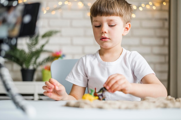 Tiro medio giocando con piccoli giocattoli